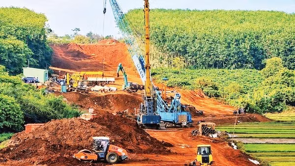 Dự án cao tốc Pleiku-Quy Nhơn đang được triển khai, tạo thêm dư địa để hình thành các vùng sản xuất, chế biến và dịch vụ mới trên địa bàn tỉnh Gia Lai.