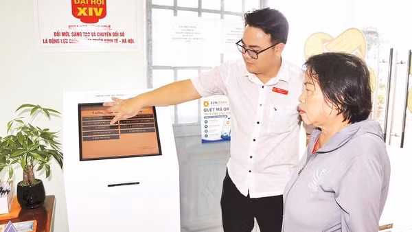Cán bộ Trung tâm Phục vụ hành chính công xã Phước An hỗ trợ người dân đến làm thủ tục hành chính.