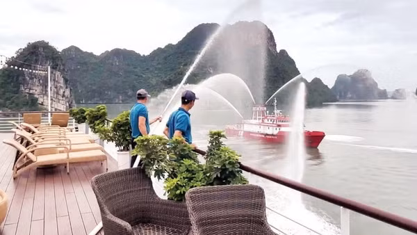Thực tập phương án chữa cháy trên biển cho thuyền viên.