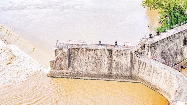 Cụm công trình đầu mối điều tiết và cửa lấy nước với kết cấu tường đá hộc ghép thủ công vững chãi, bền bỉ dẫn dòng nước nặng phù sa vào hệ thống kênh chính.