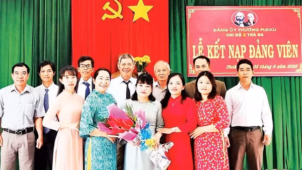 Chi bộ 3 Trà Đa (Đảng bộ phường Pleiku) tổ chức lễ kết nạp đảng viên.