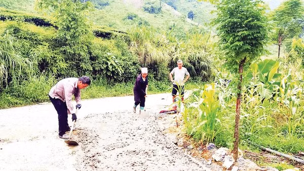 Thi công đường giao thông nông thôn tại Lào Cai (Ảnh CÔNG HẢI)