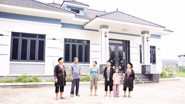 Bí thư Chi bộ thôn Cây Nhãn Tạ Văn Quang (thứ 2, từ trái sang) trao đổi cùng người dân trong thôn.