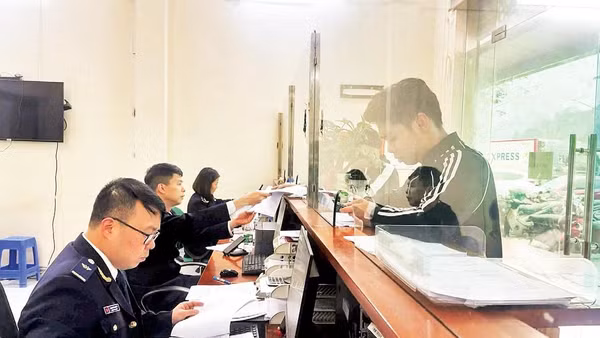 Cán bộ Hải quan Cửa khẩu Tân Thanh làm thủ tục cho các doanh nghiệp xuất, nhập khẩu.