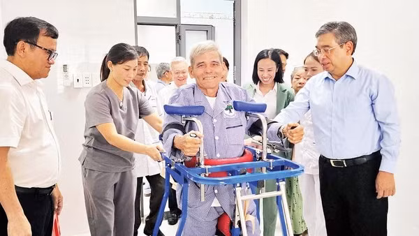 Đồng chí Nguyễn Phước Lộc (bìa phải) và người cao tuổi xã Hòa Hội đang vui vẻ bên một chiếc máy tập sức khỏe tại Điểm chăm sóc người cao tuổi của xã.