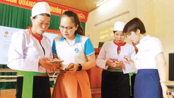 Tổ hướng dẫn số hóa xã Tân Sơn xuống các thôn, bản hướng dẫn đảng viên và người dân chuẩn hóa dữ liệu.