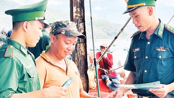 Cán bộ, chiến sĩ Đồn Biên phòng Xuân Đài tuyên truyền, hướng dẫn ngư dân khai thác hải sản đúng quy định (Ảnh CÔNG LÝ)