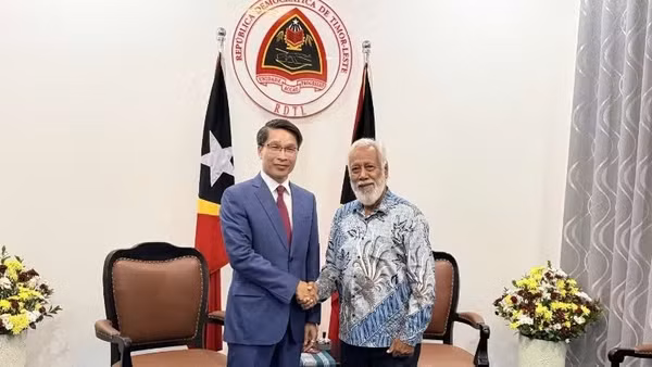 Đại biện Việt Nam tại Timor-Leste Phạm Bình Đàm chào xã giao Thủ tướng Timor-Leste Xanana Gusmão. (Ảnh do Đại sứ quán Việt Nam tại Timor-Leste cung cấp)