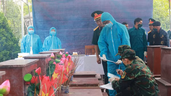 Thực hiện lấy mẫu, số hóa thông tin hài cốt liệt sĩ tại Nghĩa trang Liệt sĩ Quản Bạ.