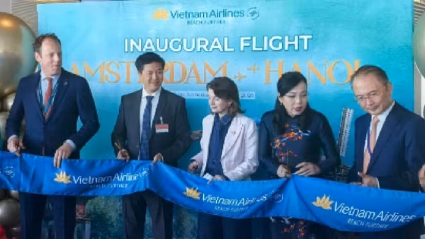 Vietnam Airlines khai trương đường bay thẳng Amsterdam-Hà Nội.