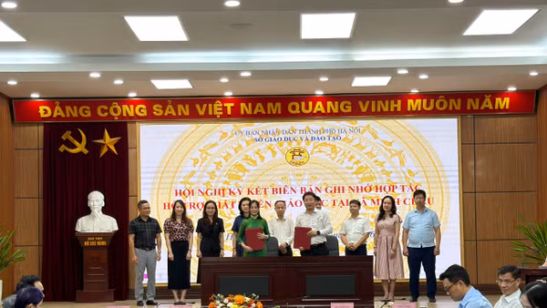 Lãnh đạo Sở Giáo dục và Đào tạo Hà Nội cùng đại diện các bên thực hiện ký kết, trao biên bản ghi nhớ hợp tác. (Ảnh: THÚY QUỲNH)