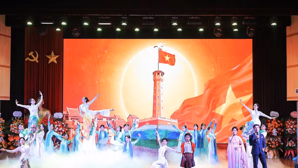 Tiết mục văn nghệ chào mừng Lễ kỷ niệm 70 năm thành lập Khoa Địa lý, Trường đại học Sư phạm Hà Nội. (Ảnh: LÊ ĐÔNG)