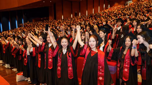 Sinh viên đại học trong Lễ tốt nghiệp. Ảnh: FTU