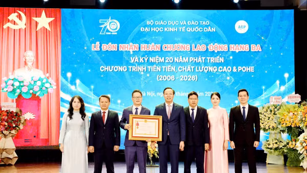 Viện Đào tạo Tiên tiến, Chất lượng cao và POHE, Đại học Kinh tế Quốc dân đón nhận Huân chương Lao động hạng Ba. (Ảnh: NEU) 