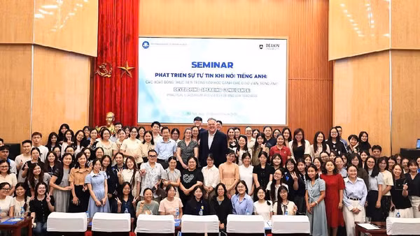 Các đại biểu, giảng viên và sinh viên chụp ảnh lưu niệm tại chương trình. (Ảnh: TQ)