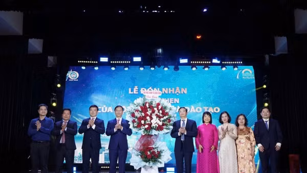 Lãnh đạo Đại học Kinh tế Quốc dân tặng hoa chúc mừng Viện Thương mại và Kinh tế quốc tế. (Ảnh: NEU)