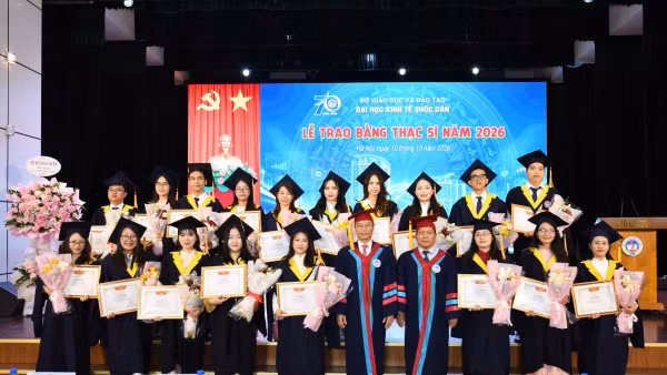  Lãnh đạo Đại học Kinh tế Quốc dân cùng các tân thạc sĩ. (Ảnh: TUẤN ANH)