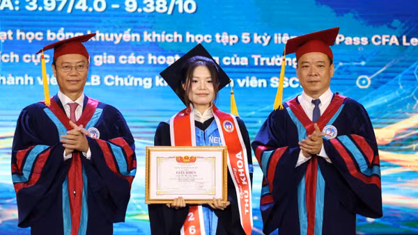 Lãnh đạo Đại học Kinh tế Quốc dân trao Giấy khen cho sinh viên xuất sắc. (Ảnh: Ngọc Mai)