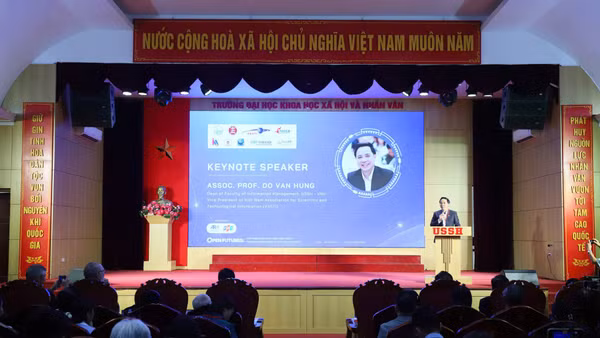 Phó Giáo sư, Tiến sĩ Đỗ Văn Hùng, Trưởng khoa Quản trị Thông tin, Trường đại học Khoa học Xã hội và Nhân văn, Đại học Quốc gia Hà Nội trình bày tại hội thảo. (Ảnh: HÀ TUẤN)