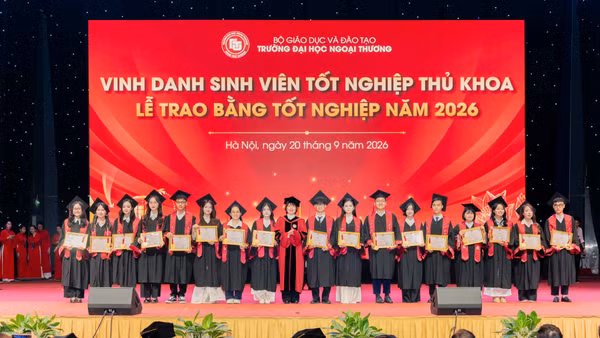 Phó Giáo sư, Tiến sĩ Phạm Thu Hương - Bí thư Đảng ủy, Hiệu trưởng Trường đại học Ngoại thương trao bằng tốt nghiệp cho các tân cử nhân. (Ảnh: FTU)