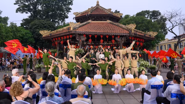 Mashup “Tiến về Hà Nội” và “Công an Thủ đô vì bình yên cuộc sống” do dàn Hợp xướng và Dàn nghệ sĩ múa của Trường cao đẳng Nghệ thuật Hà Nội và Đoàn Thanh niên Công an nhân dân thành phố Hà Nội thể hiện.