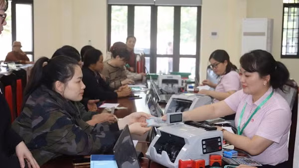 Giao dịch tại điểm giao dịch của Phòng Giao dịch Ngân hàng Chính sách xã hội Chợ Đồn.