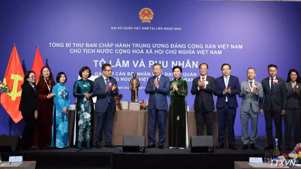 Tổng Bí thư, Chủ tịch nước Tô Lâm tặng quà cho Đại sứ quán và cộng đồng người Việt Nam tại Nga. (Ảnh: Thống Nhất/TTXVN)