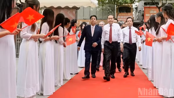 Chủ tịch Quốc hội Trần Thanh Mẫn tới dự khai giảng năm học mới tại Trường trung học phổ thông Lê Quý Đôn (tỉnh Hưng Yên). (Ảnh: MAI TÚ)