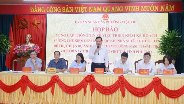 Phó Chủ tịch Ủy ban nhân dân phường Việt Trì Phan Thanh Dương thông tin về kế hoạch cưỡng chế kiểm đếm bắt buộc đối với 5 hộ dân trên địa bàn phường. (Ảnh: NGỌC LONG)