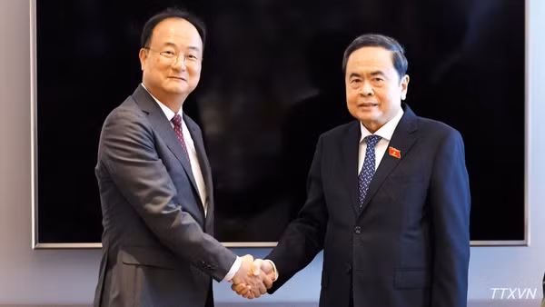 Chủ tịch Quốc hội Trần Thanh Mẫn tiếp ông Moon Hyuk-soo, Giám đốc điều hành LG Innotek, thuộc Tập đoàn LG. (Ảnh: Doãn Tấn/TTXVN)