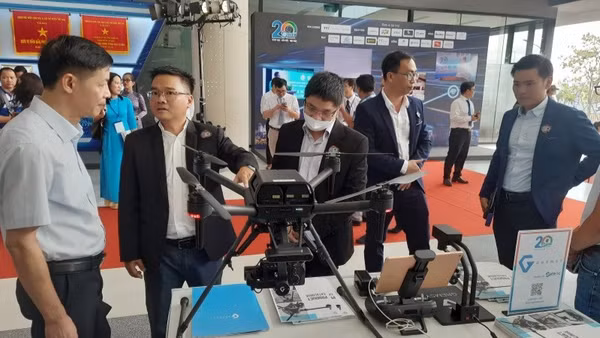 Các đại biểu tìm hiểu về UAV được trưng bày tại Thành phố Hồ Chí Minh. (Ảnh: CTV)