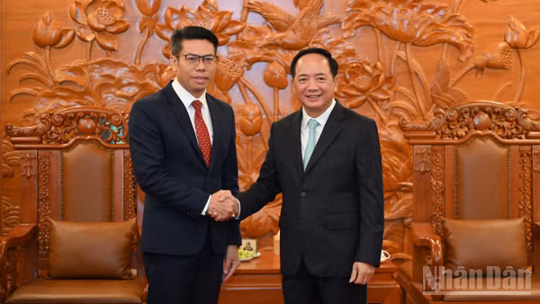 Đồng chí Trịnh Văn Quyết vui mừng đón tiếp Đoàn Ban Tuyên huấn Trung ương Đảng Nhân dân cách mạng Lào do đồng chí Sả Khon Phôm Mạ Lạt, Phó Trưởng ban dẫn đầu. (Ảnh: THẾ ĐẠI)
