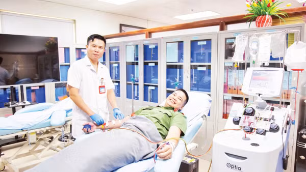 Thiếu tá Nguyễn Văn Nguyên trong một lần hiến bạch cầu hạt. (Ảnh: BÙI THÁI BÌNH)