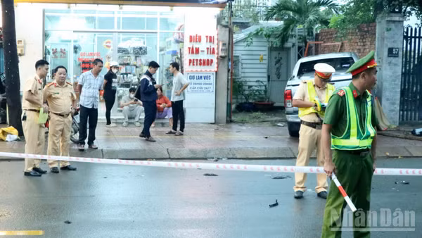 Lực lượng chức năng tiến hành phong tỏa, khám nghiệm hiện trường nơi xảy ra tai nạn giao thông trên đường Đặng Văn Trơn. (Ảnh: THIÊN VƯƠNG)