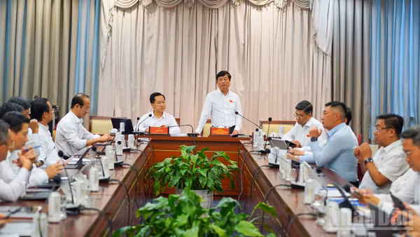 Ông Võ Văn Minh, Ủy viên Trung ương Đảng, Chủ tịch Hội đồng nhân dân thành phố phát biểu tại phiên thảo luận tổ chiều 21/9. (Ảnh: THẾ ANH)