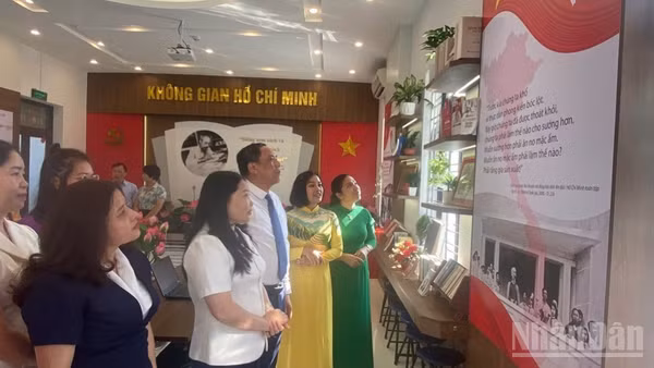 Lãnh đạo tỉnh Lào Cai tham quan phòng trưng bày tại thư viện tỉnh. (Ảnh: THANH SƠN)