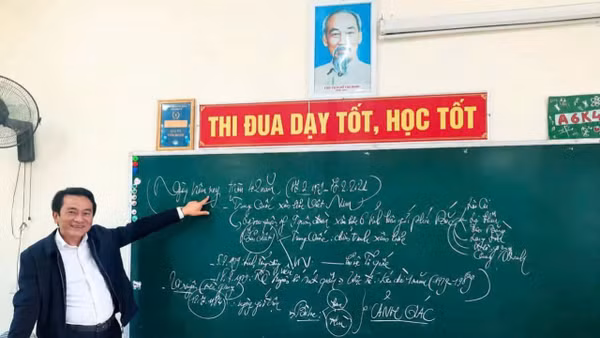 Thầy giáo Trần Trung Hiếu, giáo viên Trường trung học phổ thông chuyên Phan Bội Châu (tỉnh Nghệ An) trong giờ dạy học. (Ảnh: Nhân vật cung cấp)