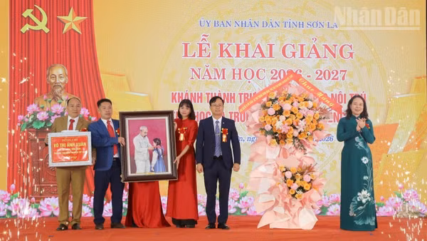 Đồng chí Võ Thị Ánh Xuân, Bí thư Trung ương Đảng, Phó Chủ tịch nước tặng hoa và quà chúc mừng thầy trò Trường phổ thông nội trú liên cấp tiểu học và trung học cơ sở Chiềng Sơn, tỉnh Sơn La. (Ảnh: QUỐC TUẤN)