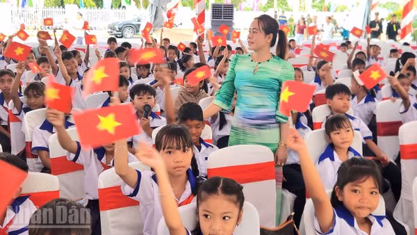 Cô và trò Trường phổ thông nội trú tiểu học và trung học cơ sở Giang Thành trong ngày khai giảng và khánh thành trường. (Ảnh: QUỐC TRINH)