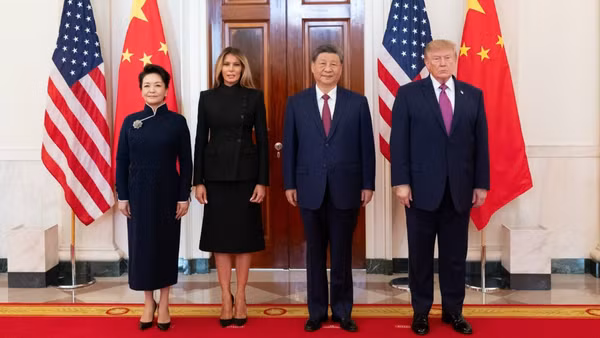 Chủ tịch Trung Quốc Tập Cận Bình (thứ 2, phải) và Phu nhân Bành Lệ Viên (trái) chụp ảnh chung với Tổng thống Mỹ Donald Trump (phải) và Phu nhân Melania Trump trong lễ đón tại Nhà trắng ở Washington, D.C., ngày 24/9/2026. (Ảnh: THX/TTXVN)