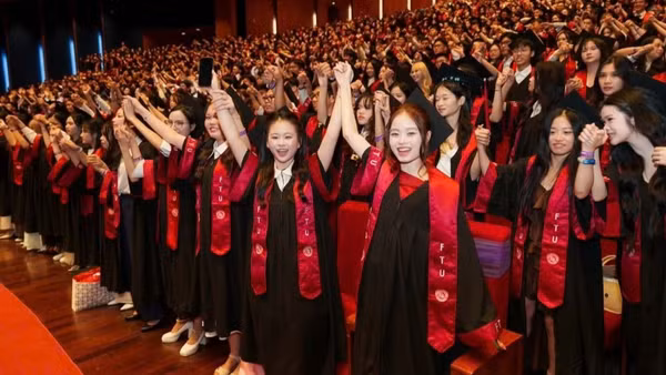 Sinh viên đại học trong Lễ tốt nghiệp. (Ảnh: FTU)
