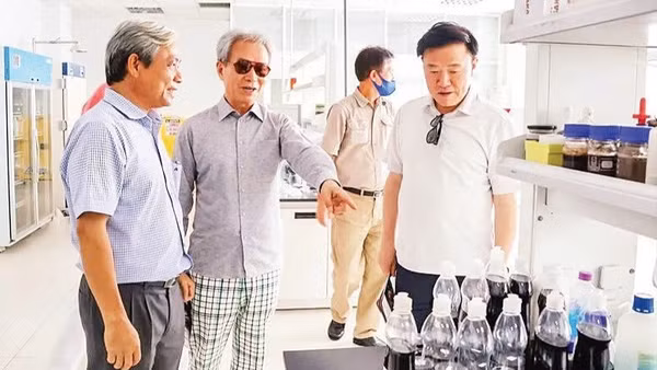 Đoàn công tác Hàn Quốc tham quan Vườn ươm Công nghệ công nghiệp Việt Nam-Hàn Quốc (KVIP), mô hình hợp tác tiêu biểu giữa hai nước tại Cần Thơ. (Ảnh VGP)