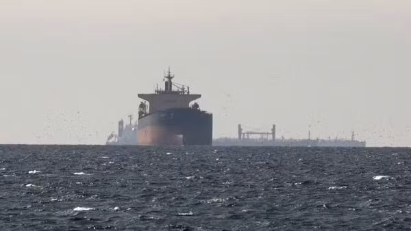 Tàu thương mại tại eo biển Hormuz, ngày 20/6/2026. (Ảnh: THX/TTXVN)
