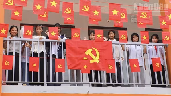 Học sinh Trường phổ thông nội trú tiểu học và trung học cơ sở Sam Mứn vui mừng được học trong ngôi trường mới vừa được đầu tư xây dựng khang trang, hiện đại. (Ảnh: LÊ LAN)