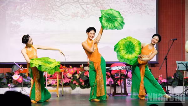 Các nghệ sĩ Nhà hát Ca múa nhạc quốc gia Việt Nam biểu diễn trong chương trình nghệ thuật “Tổ quốc trong tim” diễn ra tối 19/9 tại Trung tâm Văn hóa Việt Nam tại Pháp. (Ảnh: KHẢI HOÀN)