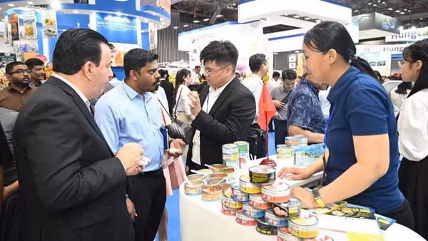 Khách quốc tế trải nghiệm các sản phẩm thủy sản xuất khẩu của Việt Nam tại Hội chợ Vietfish 2026.