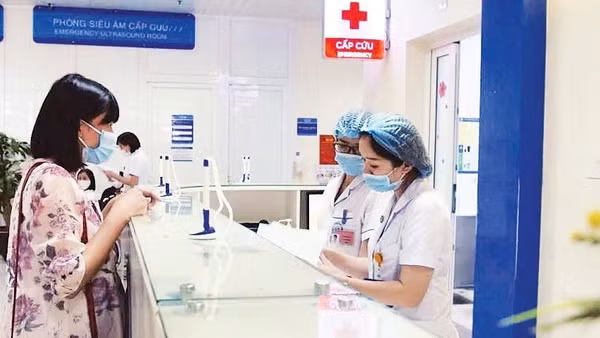 Khoa cấp cứu của bệnh viện luôn sáng đèn, những nhân viên y tế luôn bảo đảm công tác khám, chữa bệnh. (Ảnh: THÚY QUỲNH)