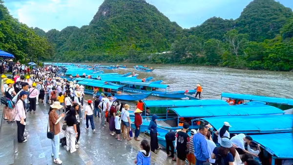 Khách du lịch tham quan động Phong Nha (Ảnh: HG)