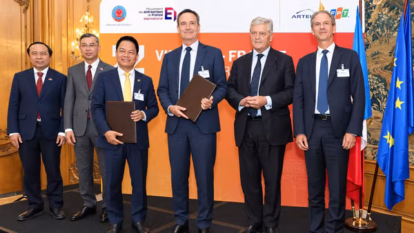 Ông Nguyễn Ngọc Nghị, Phó Tổng Giám đốc T&T Group, Chủ tịch T&T Energy Group và Ông Arnaud Lenail Chouteau, Phó Chủ tịch Cấp cao kiêm Tổng Giám đốc TotalEnergies Gas & Power Activities trao biên bản ghi nhớ về hợp tác phát triển Dự án điện khí LNG Long Sơn. (Ảnh: Anh Chiến)