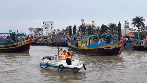 Lực lượng Biên phòng Thanh Hải kiểm tra tàu cá gần cảng cá Phan Thiết. (Ảnh: QUÝ NGỌC)